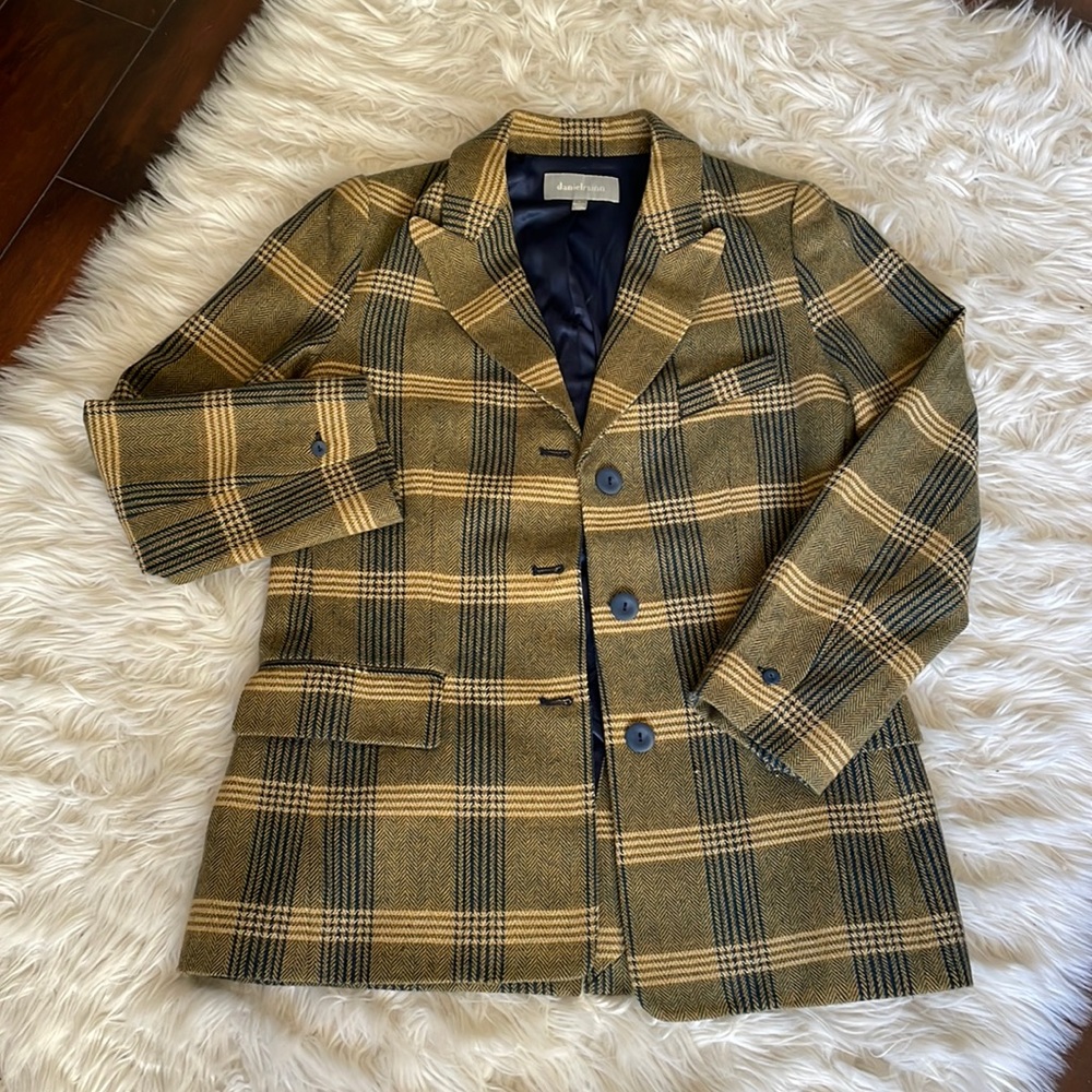 Beautiful heavy blazer.   Very retro 💜💜